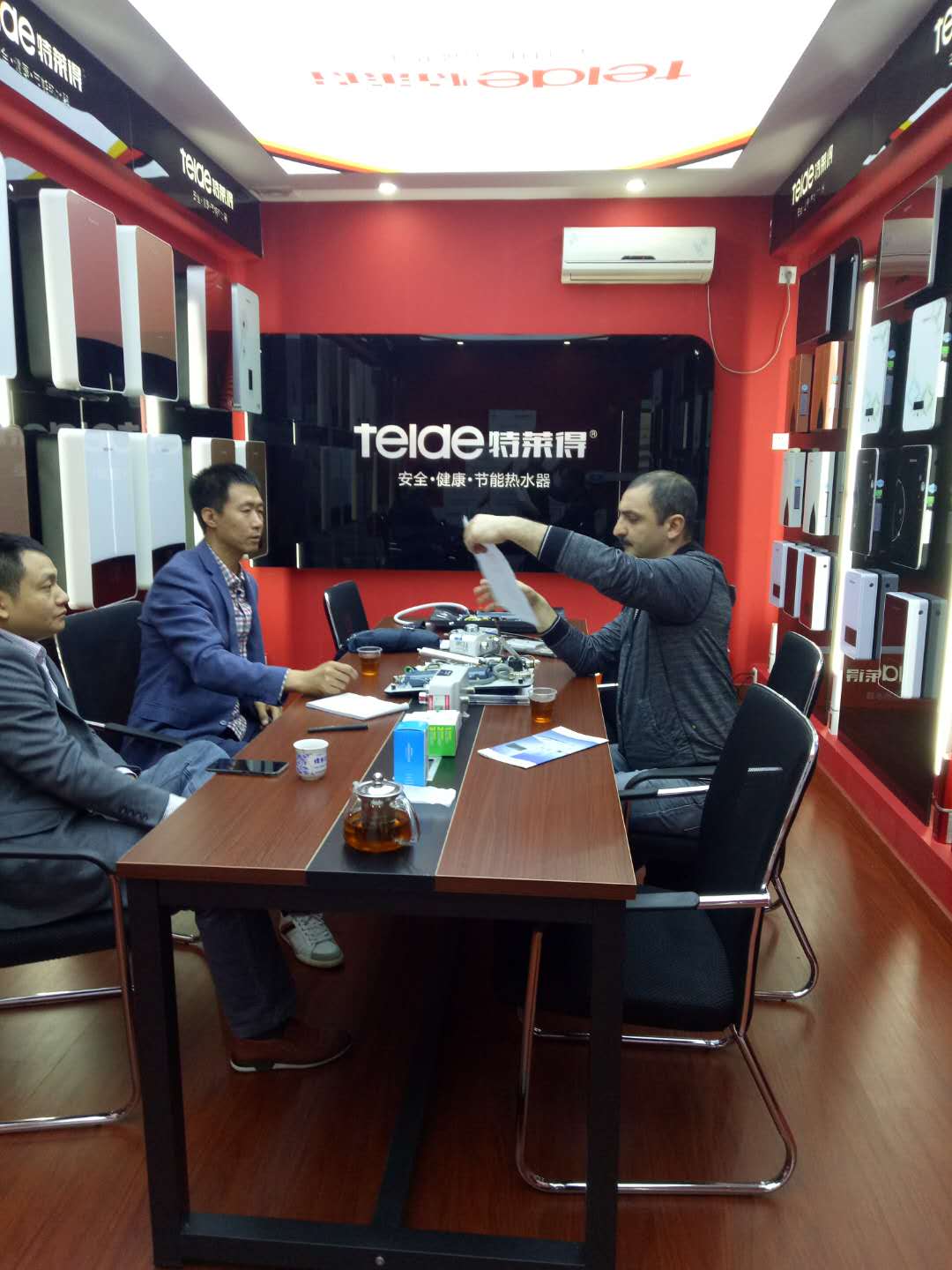 烈歡迎俄羅斯客戶蒞臨我司，恭賀成功簽約！